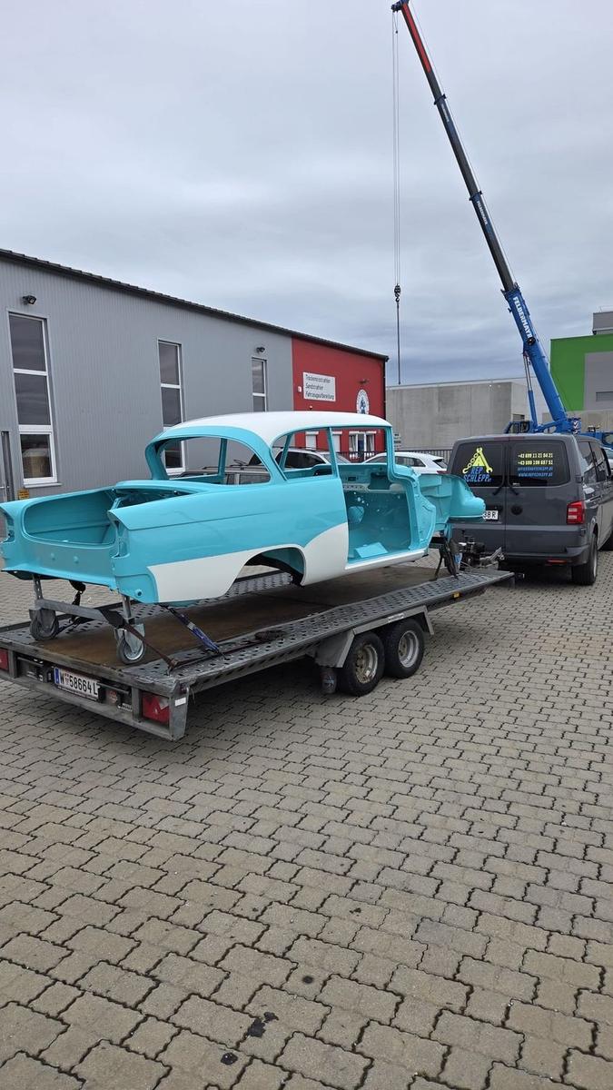 Oldtimer-Restauration als Sondertransport mit Kran