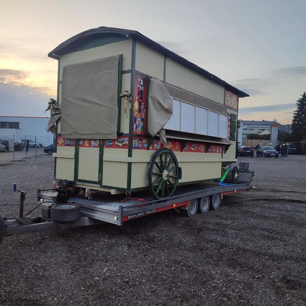 Historischer Schaustellerwagen auf dem Tieflader