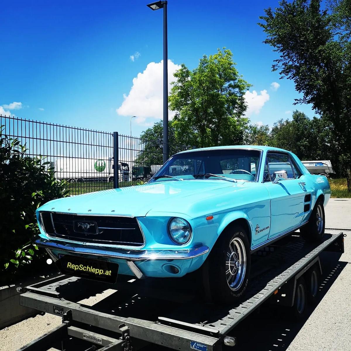 RepSchlepp transportiert einen klassischen Ford Mustang