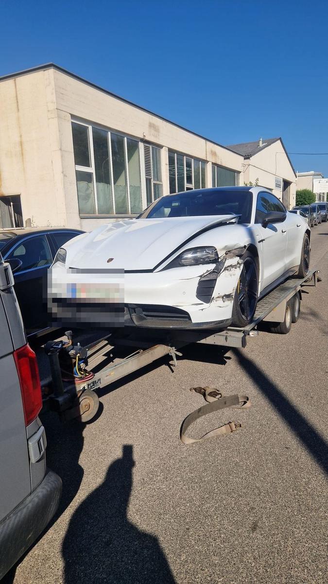 Porsche Taycan Unfalltransport