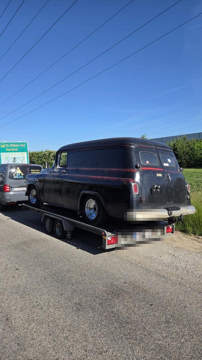 Historischer Lieferwagen auf dem Transporter