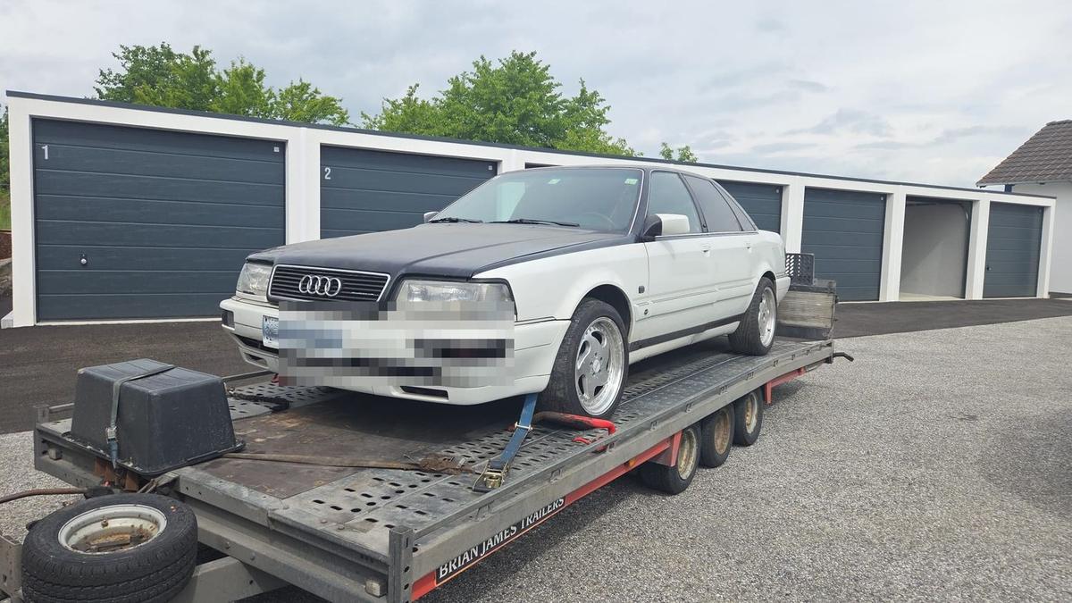 Audi V8 Youngtimer auf dem Transporter