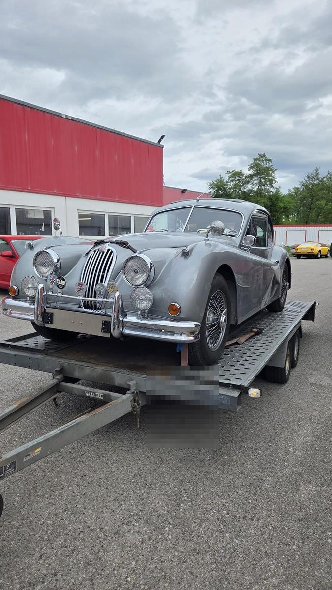 Jaguar Klassiker auf dem Transporter