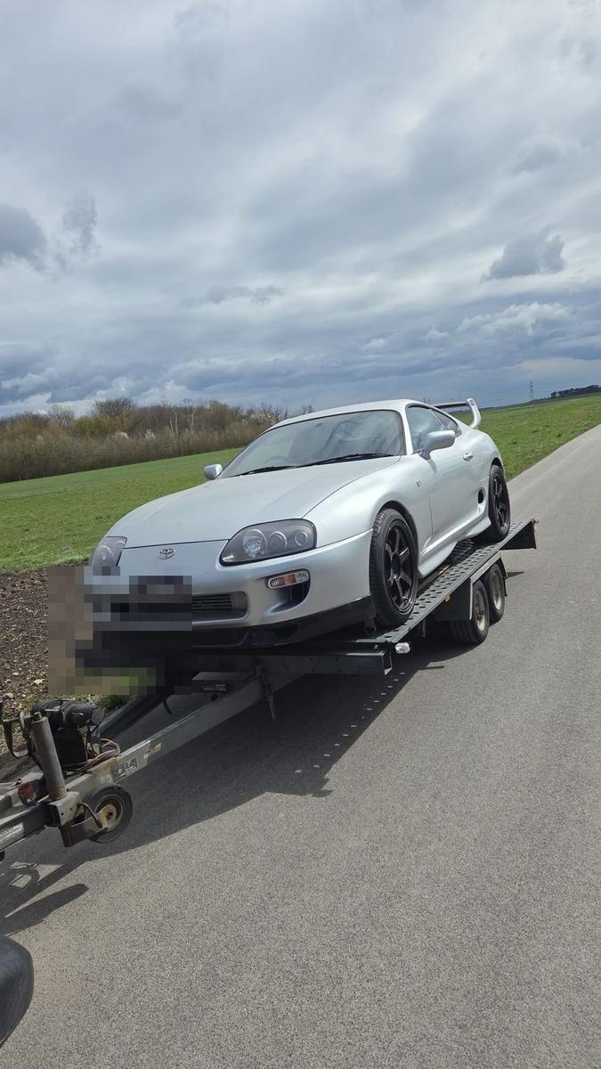 Toyota Supra auf dem Transporter
