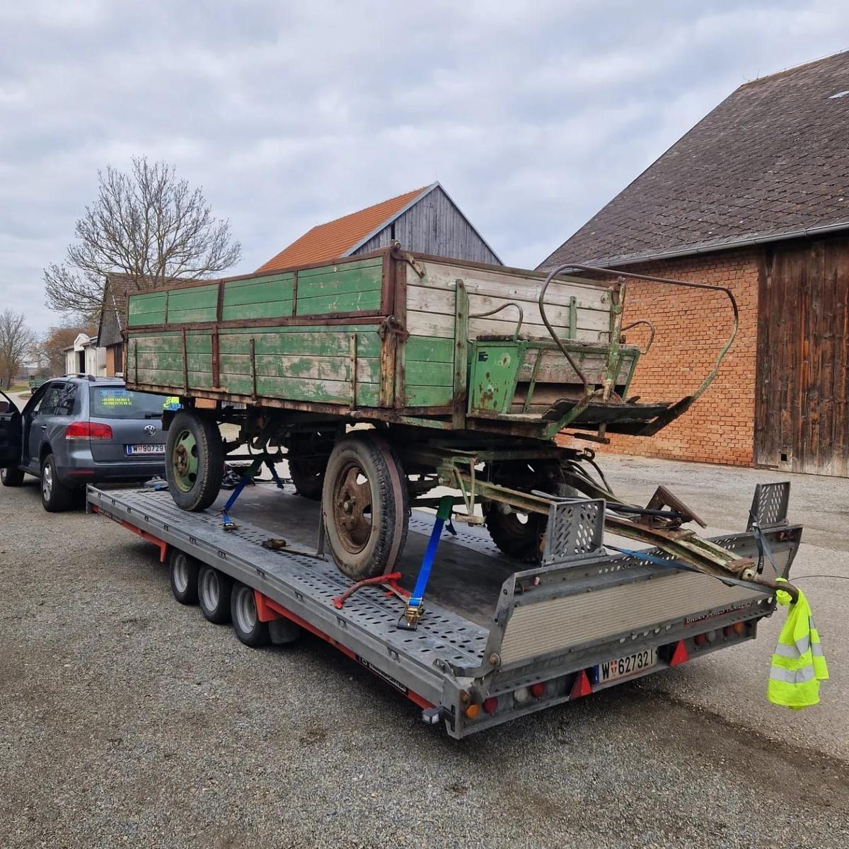 Historischer Leiterwagen auf dem Tieflader