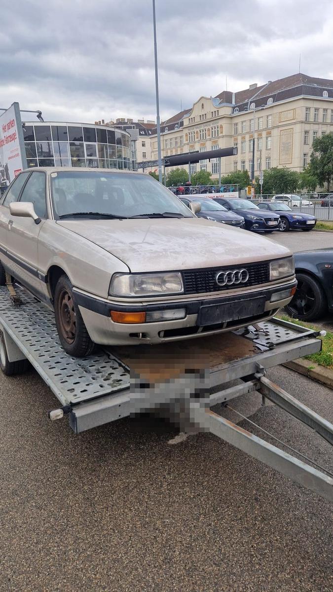 Audi 90 Youngtimer auf dem Transporter